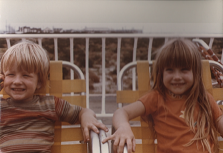 elaine & jeff 2.jpg - Two years later, little girl, same t-shirt. Doubt time has passed? Observe size of little boy.